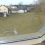 DACHFENSTER AUSBLICK AUF DIE WIESE NEBENAN
