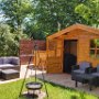 GARTENHAUS MIT GRILL; SITZECKE UND BADEZUBER