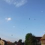MONTGOLFIADE ÜBER DER WIESE